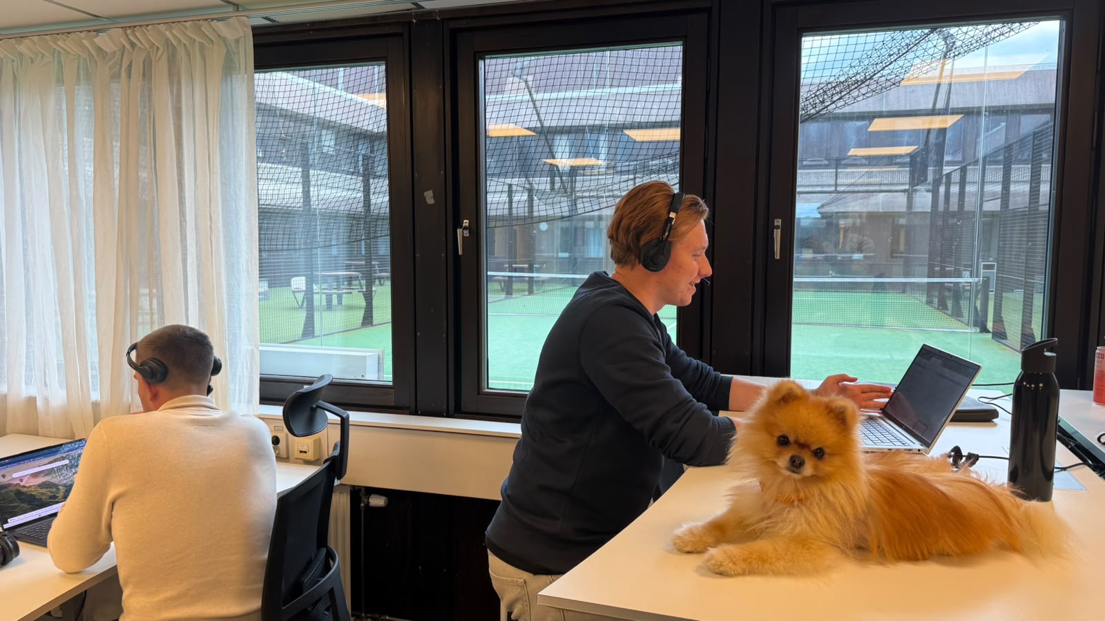 Säljare på Lynx Sales kontor i Älvsjö i samtal vid sina datorer